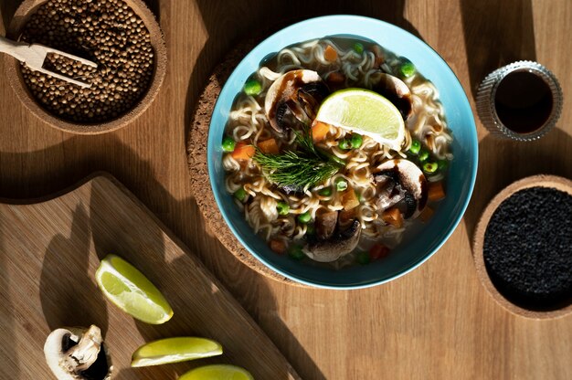 Schüssel Ramen mit Samen und geschnittener Zitrone