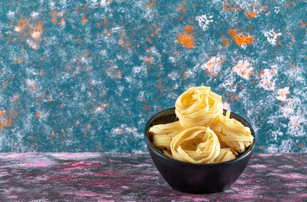 Schüssel Tagliatelle-Nester.