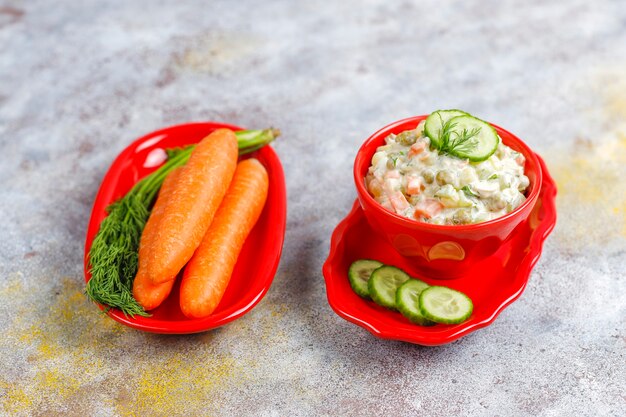 Schüssel traditionellen russischen Salat.