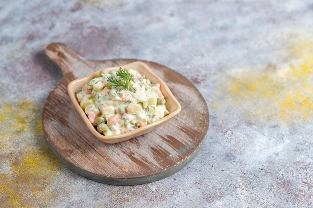 Schüssel traditioneller russischer Salat.