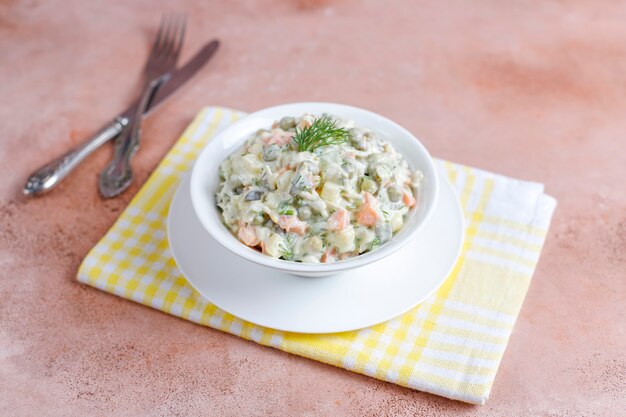 Schüssel traditioneller russischer Salat.