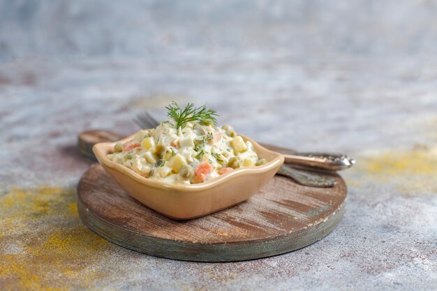 Schüssel traditioneller russischer Salat.