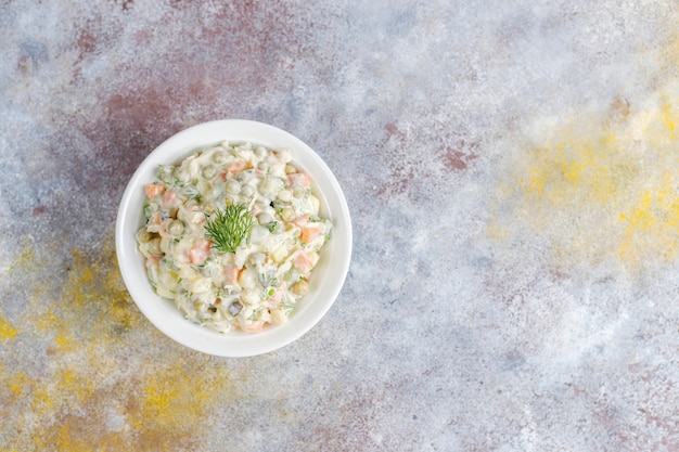 Kostenloses Foto schüssel traditioneller russischer salat.