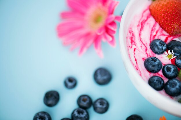 Schüssel voll mit gemischten Beeren