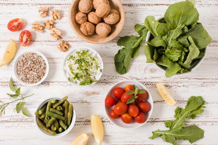 Kostenlose Foto schüsseln gesundes essen mit walnüssen und salas
