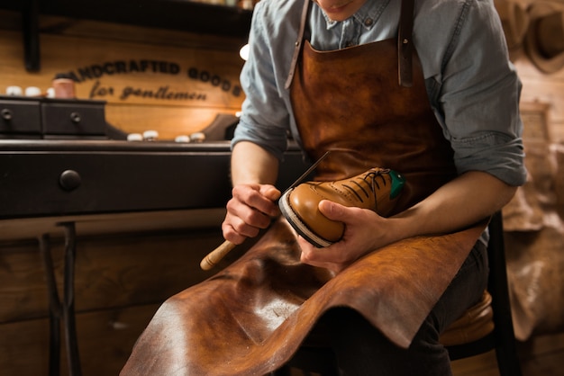 Schuhmacher in der Werkstatt Schuhe machen