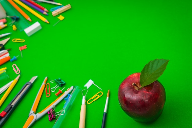 Schulbedarf auf grüne Tafel &quot;Zurück zur Schule Hintergrund&quot;