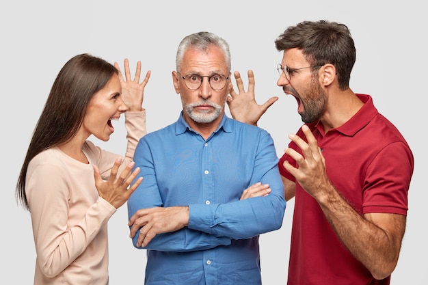 Schuldiger grauhaariger bärtiger älterer Mann hält Arme verschränkt