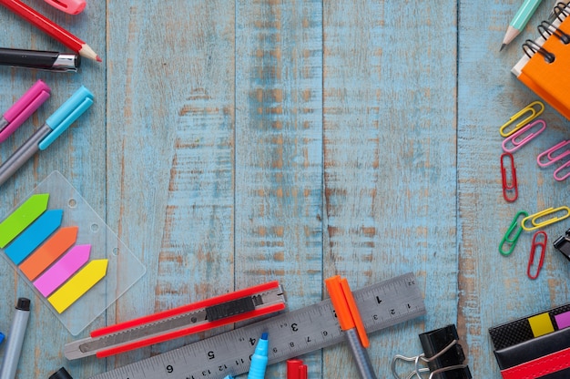 Schule oder Büro-Tools auf Vintage Holz Tisch