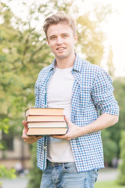 Schuljunge mit Buch im Park