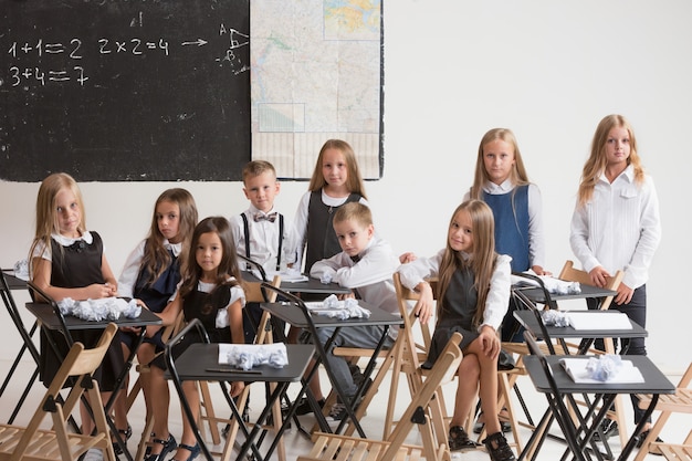 Kostenloses Foto schulkinder im klassenzimmer im unterricht.