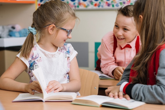 Schulkinder sitzen im Klassenzimmer reden