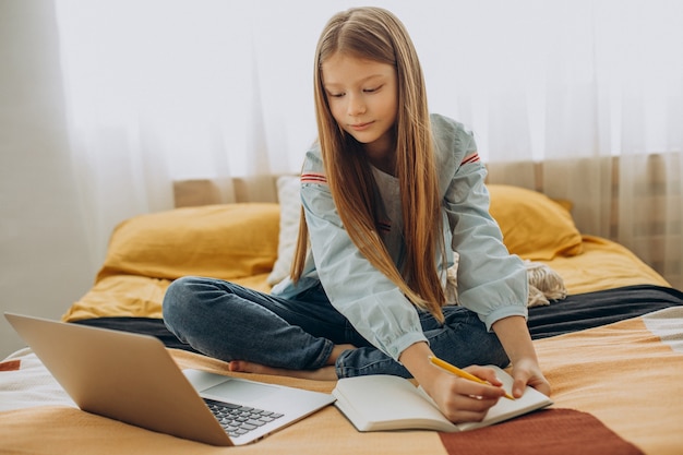 Schulmädchen, das zu Hause studiert, fernes Lernen