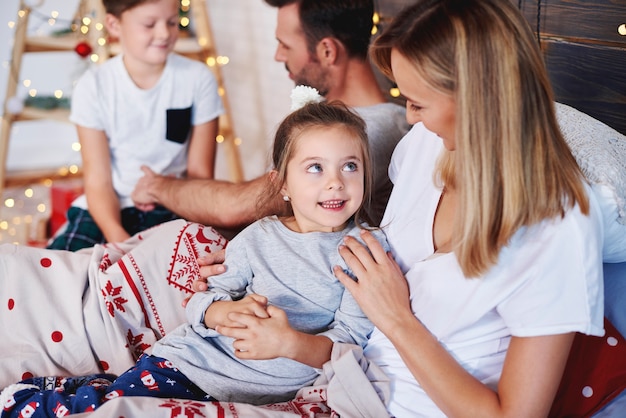 Schuss der glücklichen Familie am Weihnachtsmorgen