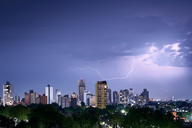 Schuss des Blitzeinschlags auf die Skyline der Stadt