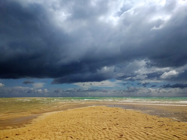 Schuss des Sandstrandes in Fuerteventura, Spanien bei stürmischem Wetter