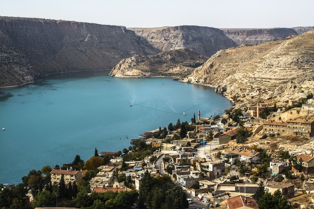 Schuss des Sees in der Mitte der Berge in Halfeti, Türkei