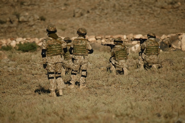 Schuss von armenischen Militärsoldaten, die auf einem trockenen Feld trainieren
