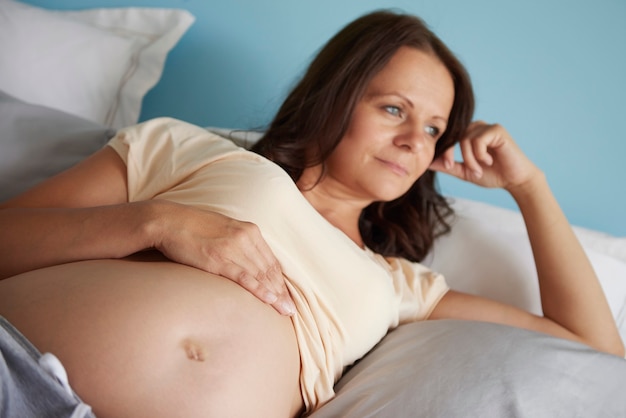 Schwangere Frau denkt über das nächste Offsrping nach