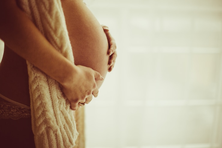 Kostenlose Foto schwangere frau hält ihren bauch