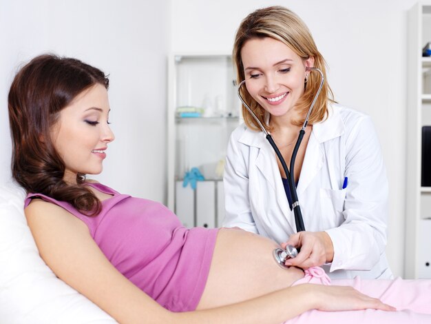 Schwangere Frau mit Arzt im Krankenhaus