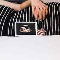 Kostenloses Foto schwangere frau mit ehemann und ultraschall