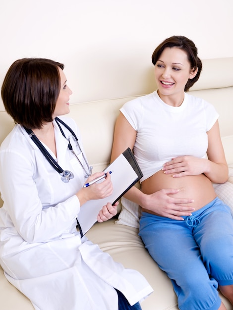 Schwangere kommuniziert mit dem Arzt