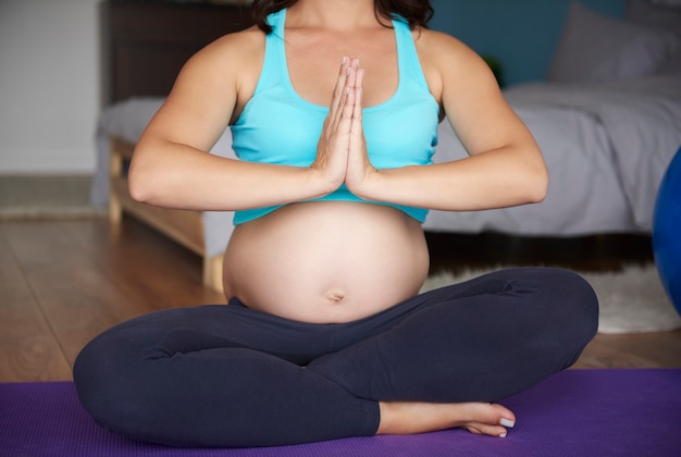 Kostenloses Foto schwangere meditieren auf yogamatte