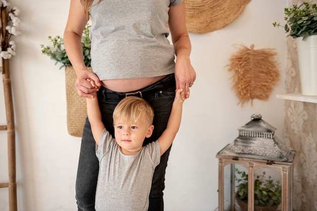 Kostenloses Foto schwangere mutter der nahaufnahme, die mit sohn spielt