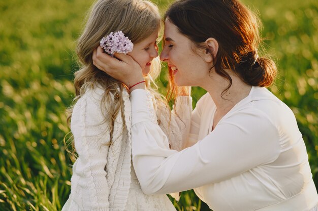 Schwangere Mutter mit ihrer Tochter auf einem Feld