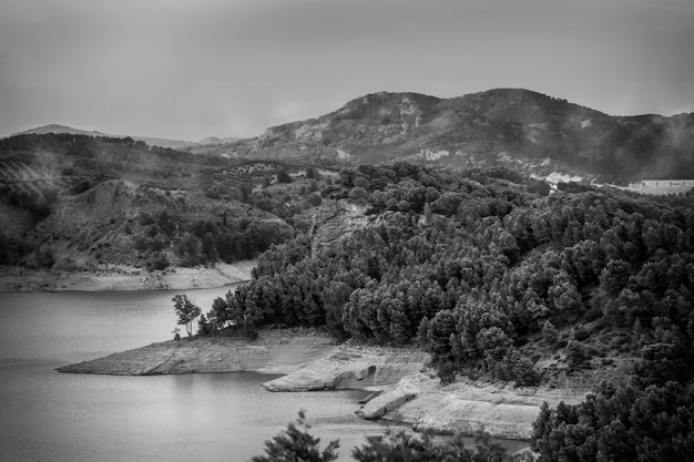 Kostenloses Foto schwarz-weiß-landschaft mit see