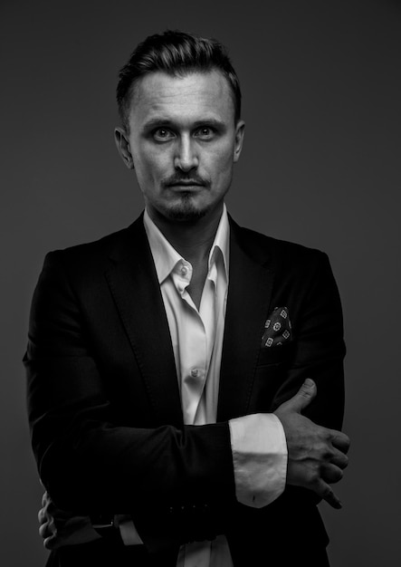 Schwarz-Weiß-Porträt eines gutaussehenden Geschäftsmannes in einem Anzug.