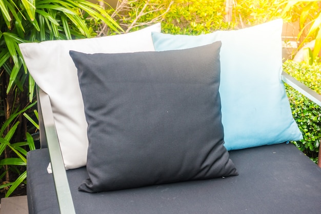 Schwarz, weiß und blau Kissen auf einem Sofa