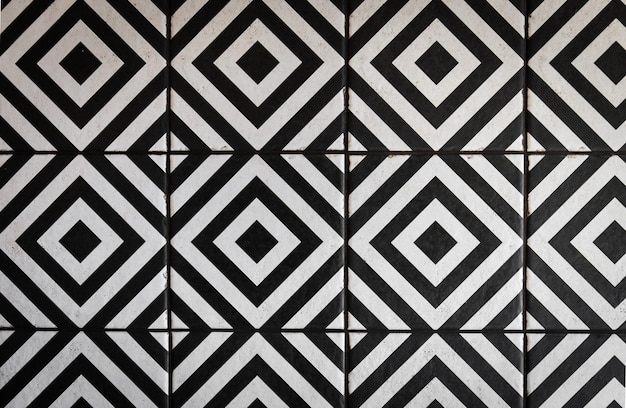 Schwarz-weißer Teller in einem geometrischen Muster auf dem Boden minimalistisches Design