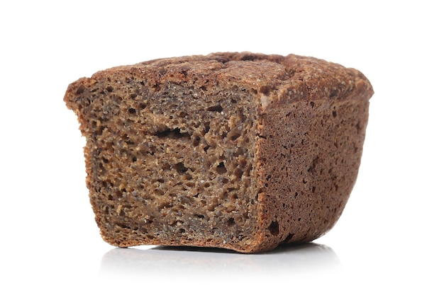 Schwarzbrot auf einer weißen Oberfläche