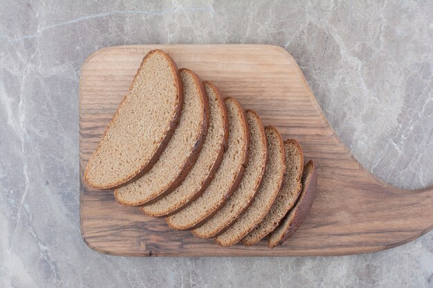 Schwarzbrotscheiben auf Marmoroberfläche