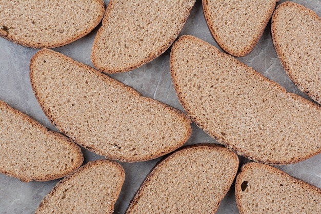 Schwarzbrotscheiben auf marmoroberfläche