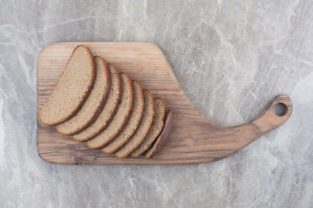 Schwarzbrotscheiben auf Marmoroberfläche