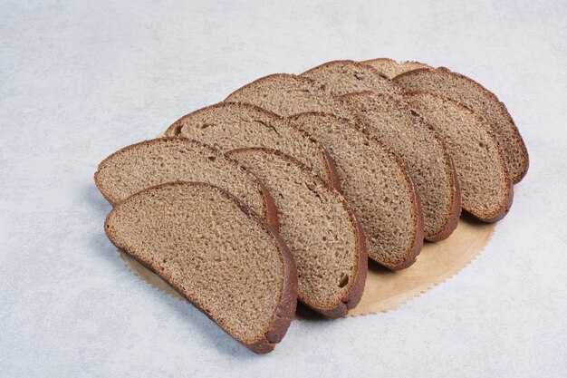 Schwarzbrotscheiben auf Papierblatt