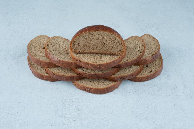 Schwarzbrotscheiben auf Steinoberfläche