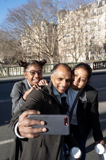 Kostenloses Foto schwarze familie, die ein foto in ihrer reise nach paris macht
