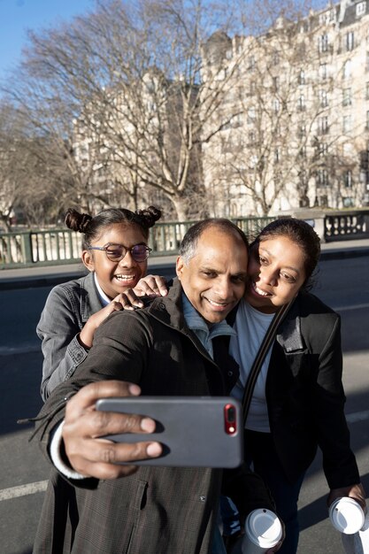 Schwarze familie, die ein foto in ihrer reise nach paris macht