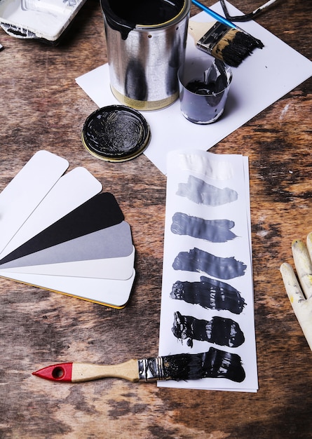 Kostenloses Foto schwarze farbe auf dem tisch