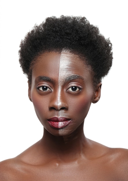 Schwarze Frau mit halbem Gesicht auf Make-up, Schönheitskonzept