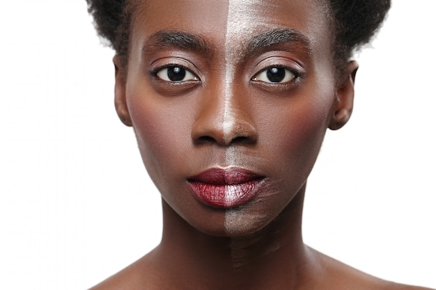 Schwarze frau mit halbem gesicht auf make-up, schönheitskonzept