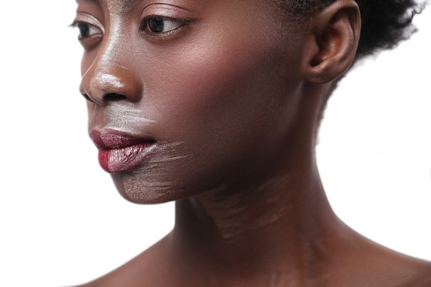 Schwarze Frau mit halbem Gesicht auf Make-up, Schönheitskonzept