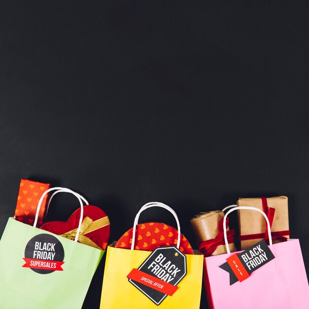 Schwarze Freitag Verkaufskomposition mit Taschen und Raum