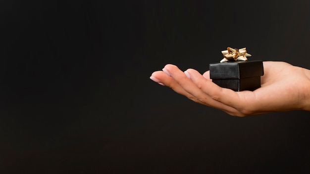 Schwarze Geschenkbox mit goldenen Bändern