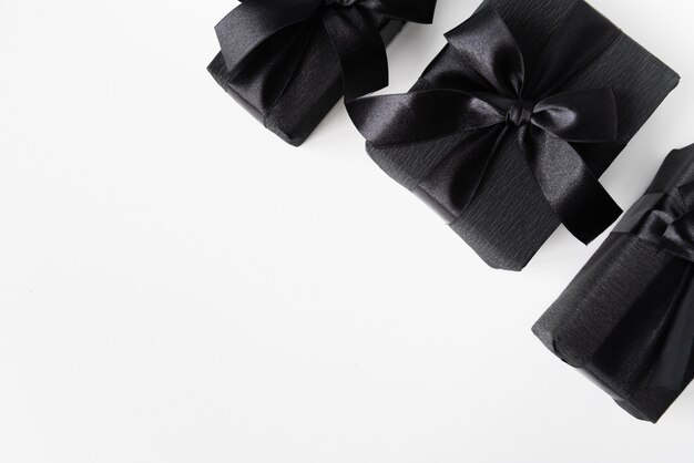 Schwarze Geschenke auf normalem Hintergrund