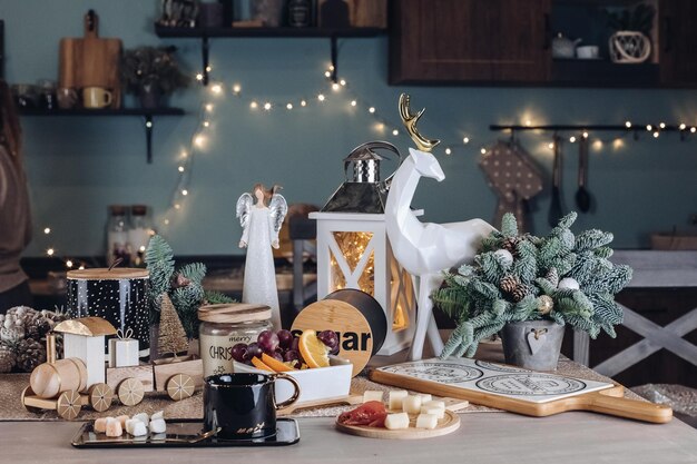 Schwarze Keramiktasse auf Holztisch mit Essen im Hintergrund. Silvesterkonzept
